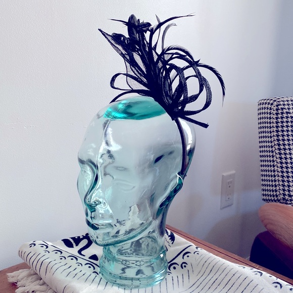 Stunning fascinator with black feathers - Picture 2 of 3